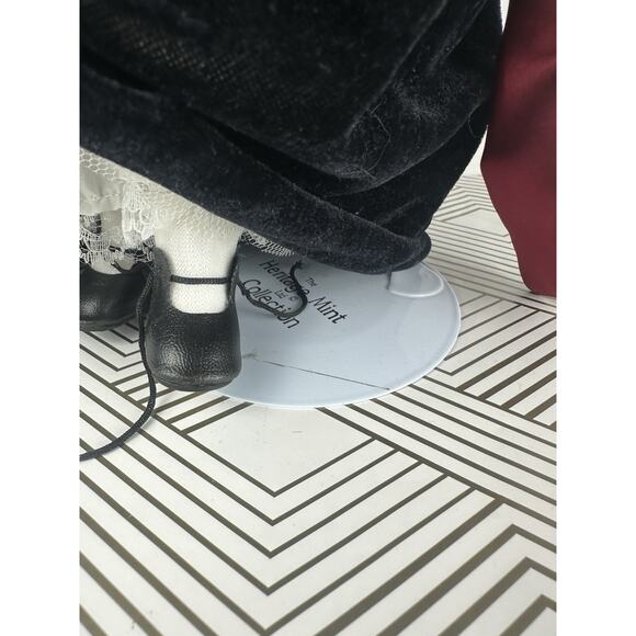 Vintage 1996 Heritage Mint Coll. The Southern Belles Suzanne 18" Porcelain Doll - Picture 5 of 6